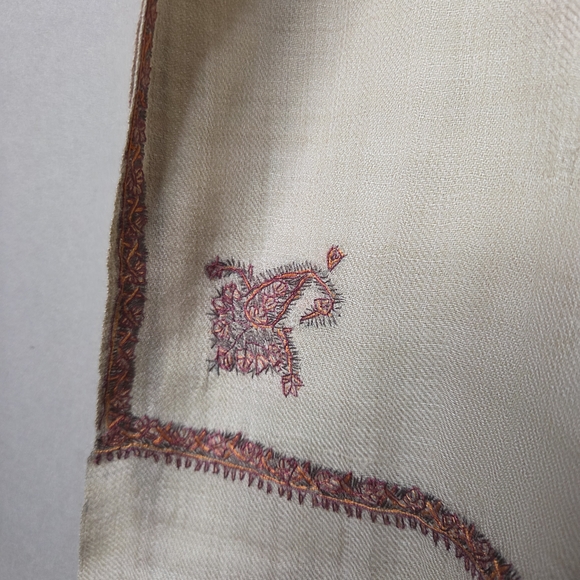 Beige Fringed Scarf with Red Embroidery - Picture 4 of 10